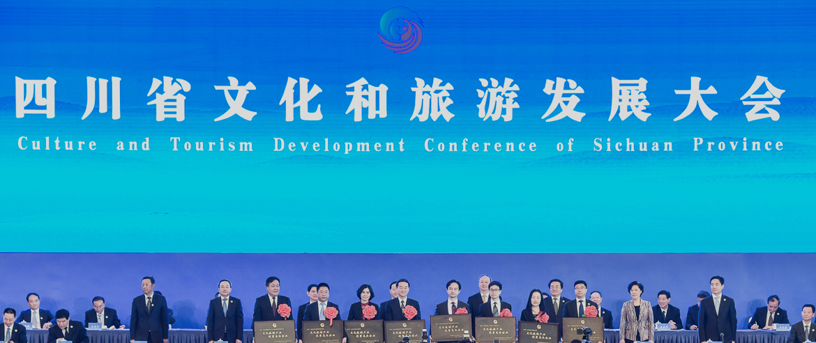 彭清华书记向省凯时尊龙人生就是博集团授予“四川省文化旅游工业优异龙头企业”铭牌