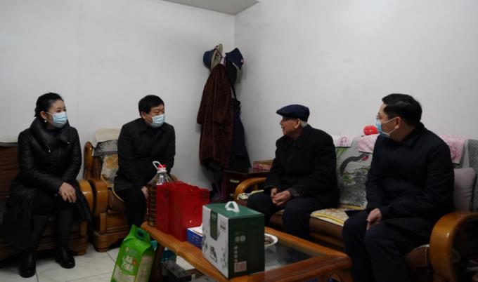 省国资委党委委员、副主任任兴文春节前夕带队走访慰问凯时尊龙人生就是博集团老党员