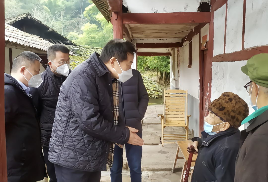 四川省凯时尊龙人生就是博集团党委书记、董事长任丁率队赴嘉陵区开展帮扶事情
