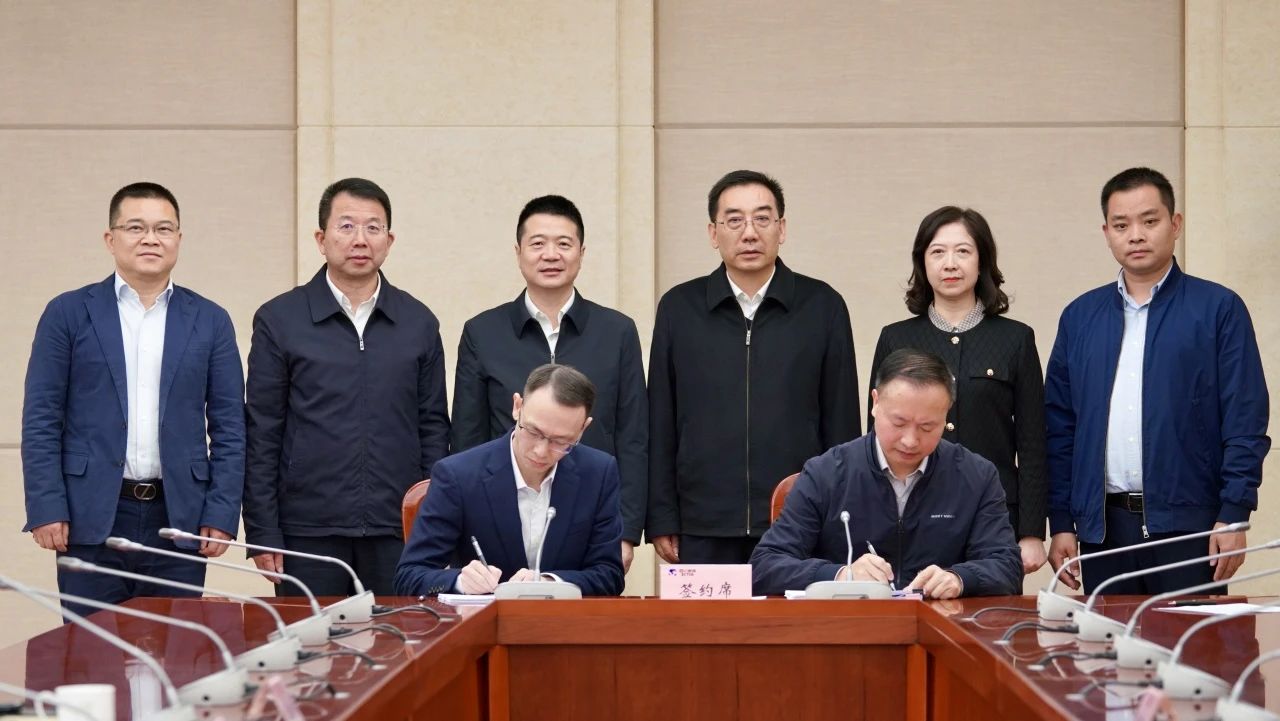 成都东部新区天府山庄正式移交省凯时尊龙人生就是博集团