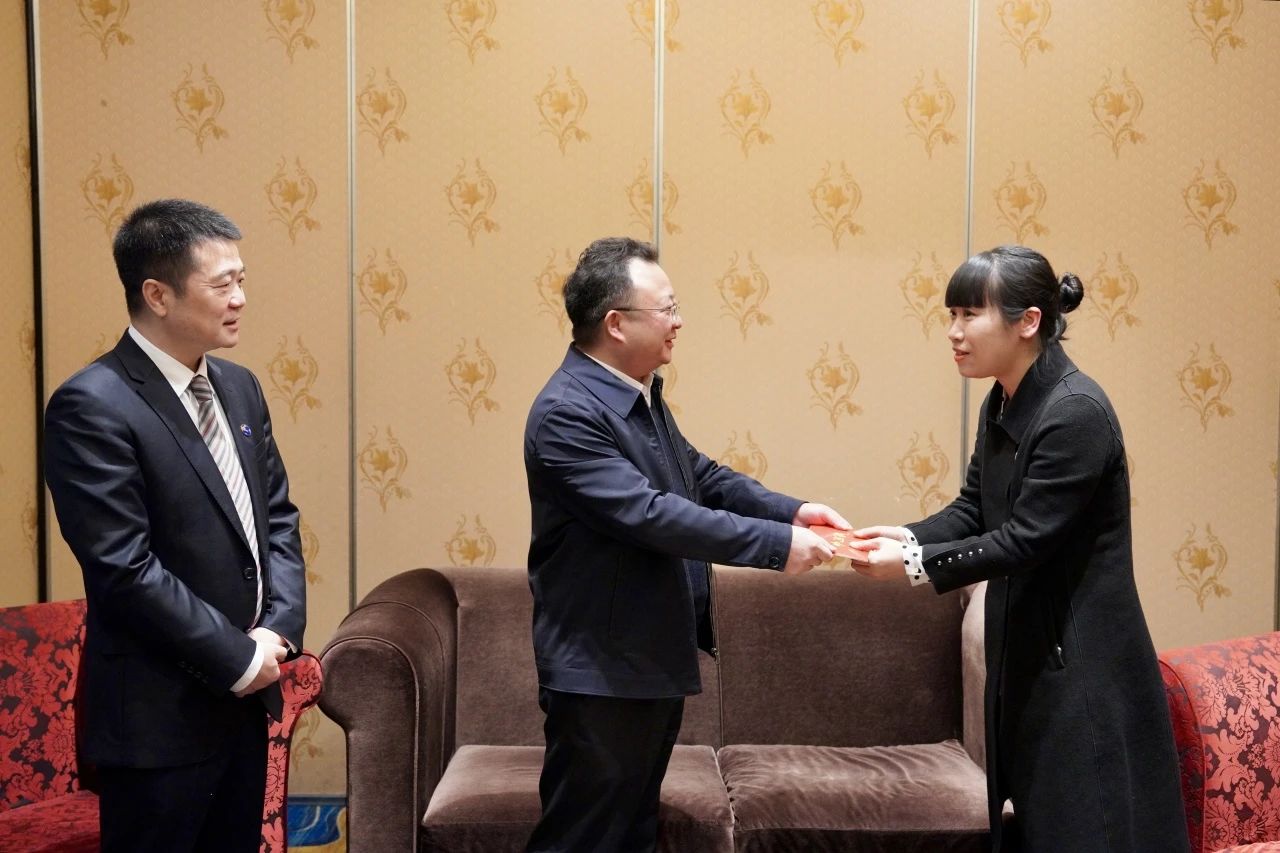 省国资委党委委员、副主任何政一行走访慰问省凯时尊龙人生就是博集团生涯难题党员