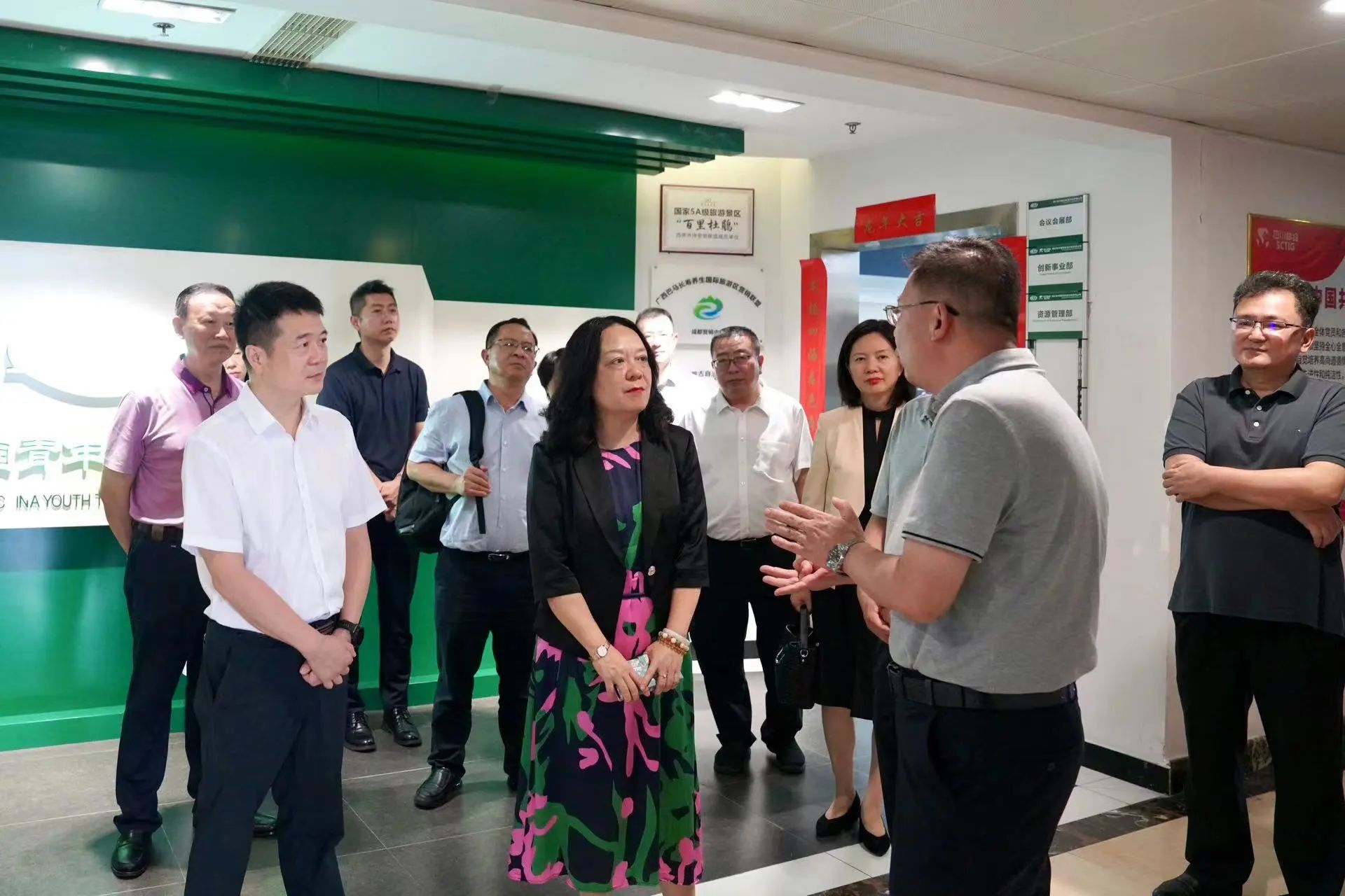 省委外办主任张涛一行赴省凯时尊龙人生就是博集团调研指导事情