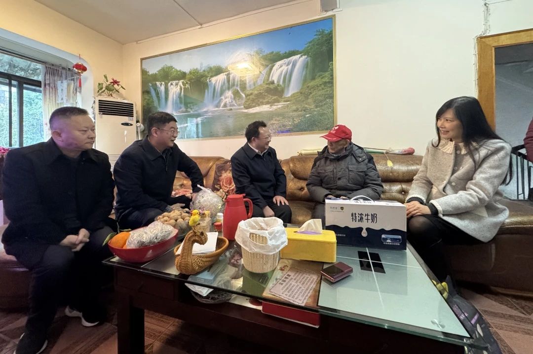 省国资委党委委员、副主任何政走访慰问省凯时尊龙人生就是博集团老党员、老干部